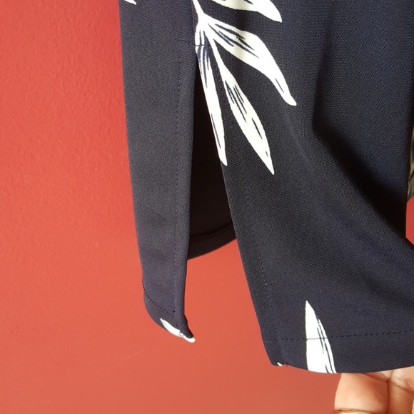 Axcess Liz Claiborne * Tropical/ Floral Navy Skirt - Picture 2 of 3